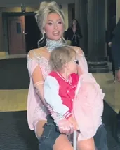 Paris Hilton galaya scooter’la gitti