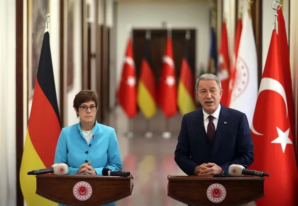 milli-savunma-bakani-hulusi-akar-alman-mevkidasinin-yuzune-karsi-soyledi-pkk-esittir-ypg-1623946187936.jpg