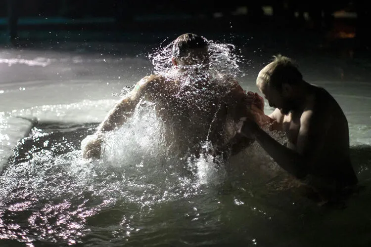 Dünya Putin'in bu fotoğraflarını konuşuyor! Eksi 20 derece olan suya girdi