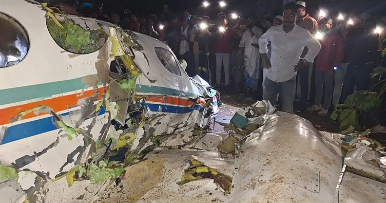 Hindistan’da korkunç kaza: Ambulans uçak yere çakıldı! 7 ölü