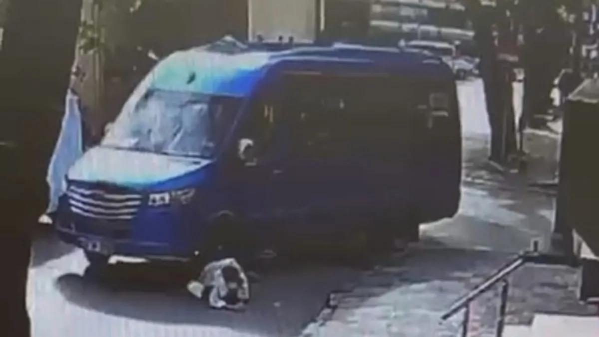 Maltepe’de minibüs yaşlı kadına çarptı: Kaza anı kameraya yansıdı!