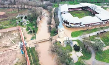 Meydanları su bastı yollar çöktü