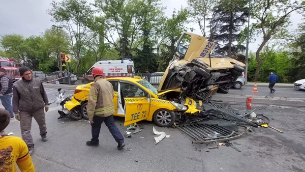 eyupsultanda-feci-kaza-minibus-taksinin-ustune-devrildi-1651303211728.jpg