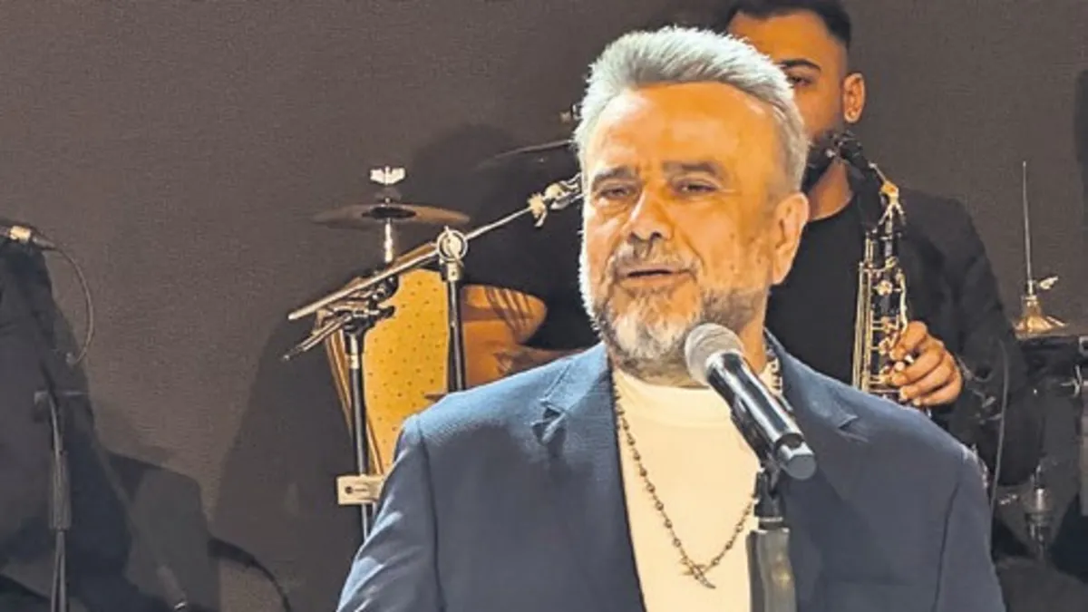 Sahnede yeni şarkısını 4 kere seslendirdi Sahnede yeni şarkısını 4 kere seslendirdi