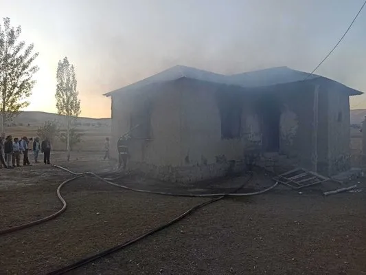 Özalp ilçesinde ev yangını