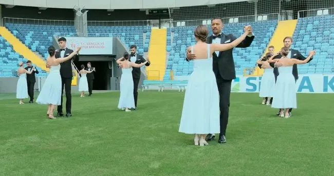 Adana Demirsporlu futbolculardan “Cumhuriyet valsi” Adana Demirsporlu futbolculardan “Cumhuriyet valsi”