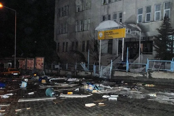 Tunçeli'de öğrenciler yurdu ateşe verdi