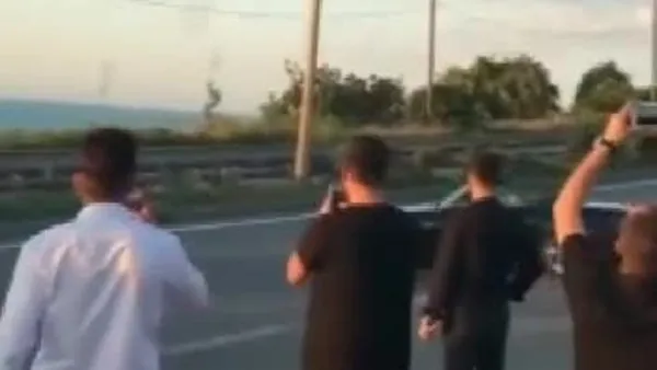 Trafiği kapatarak drift şovu yapan 2 genç, polisten kaçamadı | Video