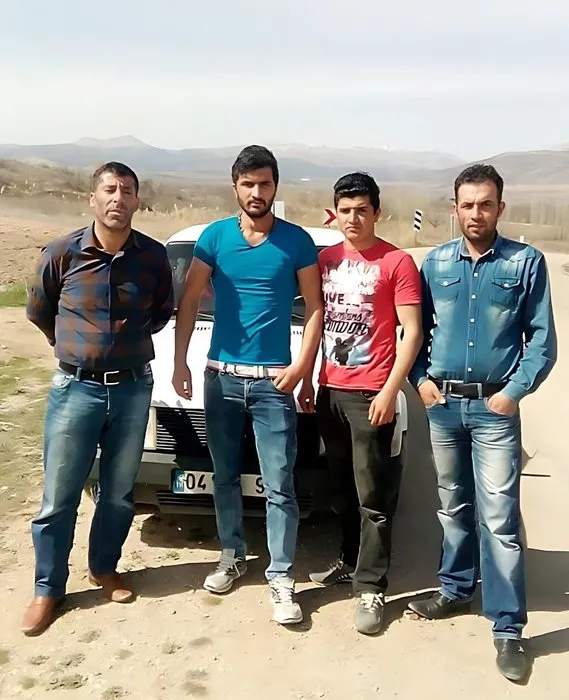 Bu fotoğraftakiler artık yok: Gelinini uyardı 4’ünü sıraya dizip tek tek öldürdü!