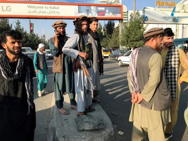 afganistanda-buyuk-kaos-taliban-isgalinden-kacanlar-izdiham-yaratti-1629097183143.jpg Afganistan’da büyük kaos! Taliban işgalinden kaçanlar izdiham yarattı