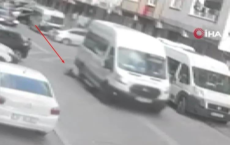 SON DAKİKA: Esenyurt’ta korkunç görüntü: Minibüs küçük çocuğu ezip geçti!