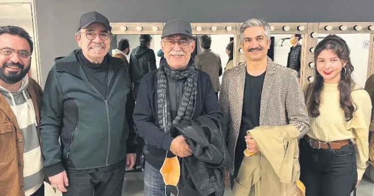 Şen oyuncuları kuliste tebrik etti