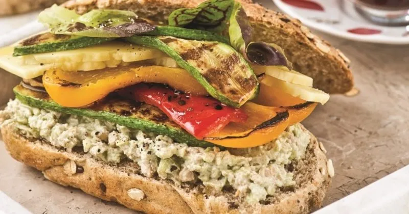 Izgara sebzeli ve avokado soslu sandviç