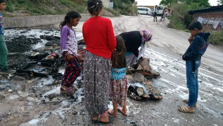 Kızlarını kaçıran evli adamın eşyalarını sokak ortasında yaktılar