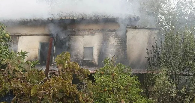 Antalya’da evde çıkan yangında faciadan dönüldü! Baba engelli oğlunu son anda kurtardı Antalya’da evde çıkan yangında faciadan dönüldü! Baba engelli oğlunu son anda kurtardı