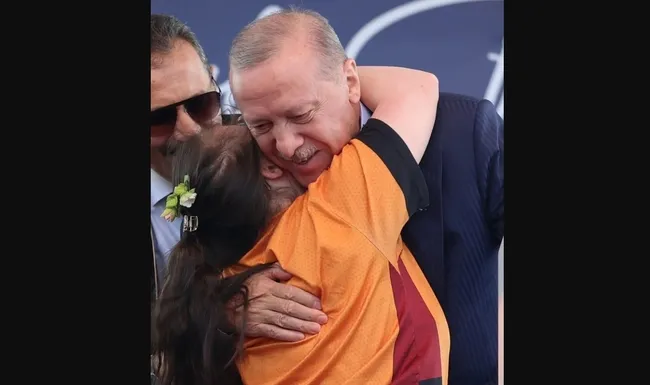 baskan-erdogana-sahnede-sevgi-seli-down-sendromlu-minik-hayrani-dakikalarca-sarildi-havvaya-trilyonlari-versen-1780302053153.jpg