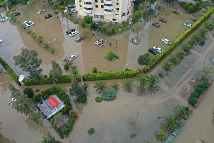 İzmir'deki sel felaketi havadan görüntülendi! Araçlar sular altında kaldı