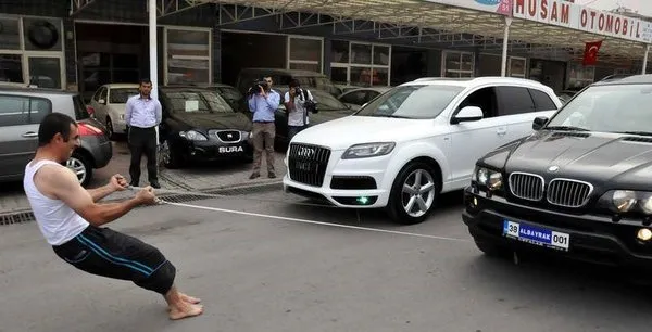 Serçe parmağıyla 8 otomobili çekti