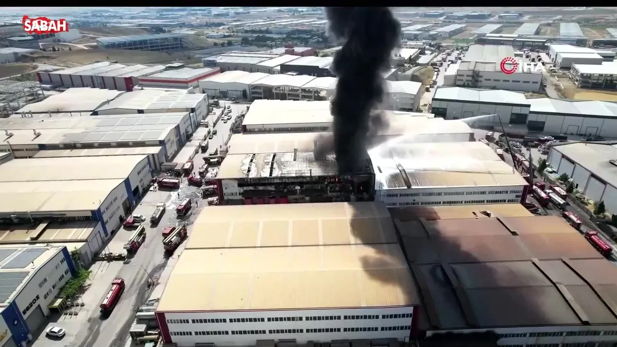 Ankara’da korkutan patlama! Kimyasal ürün fabrikasında yangın çıktı: Alevler yan binaya da sıçradı! | Video videosunu izle Ankara’da korkutan patlama! Kimyasal ürün fabrikasında yangın çıktı: Alevler yan binaya da sıçradı! | Video videosunu izle