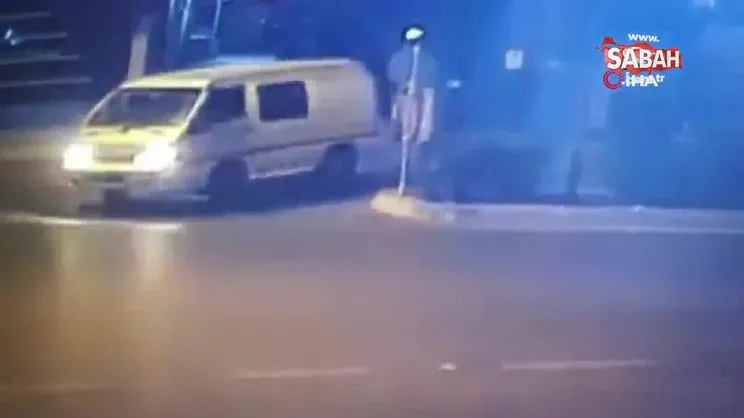 Esenyurt'ta site güvenliğinin gözü önünde gösterge paneli hırsızlığı kamerada | Video