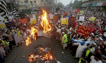 Fransa ve Macron Pakistan’da protesto edildi