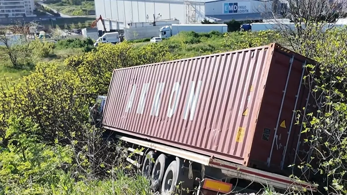 Beylikdüzü’nde tır kazasında faciadan dönüldü Beylikdüzü’nde tır kazasında faciadan dönüldü
