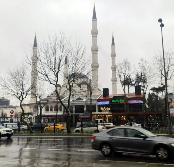 yagmur-istanbulda-trafigi-yogunlastirdi-carsamba-gunu-kar-yagisi-bekleniyor-1739873153516.jpg