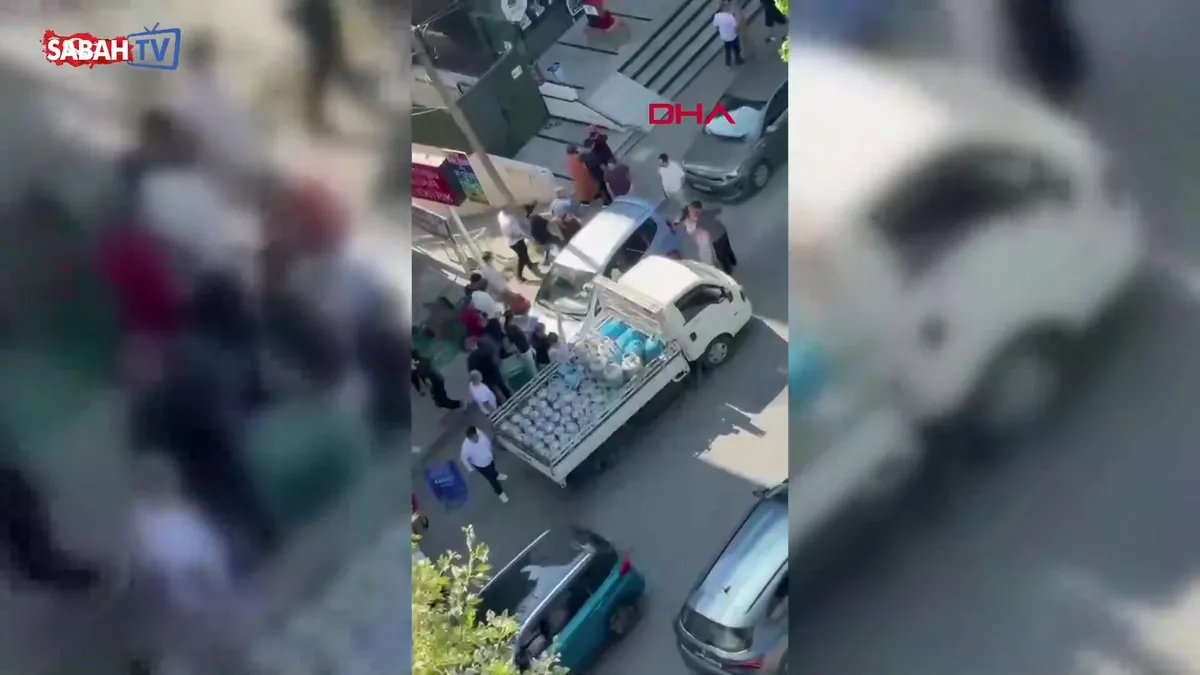 Dükkan önüne park etme meselesi kavgaya dönüştü: Esnaf ve mahalleli birbirine girdi | Video videosunu izle Dükkan önüne park etme meselesi kavgaya dönüştü: Esnaf ve mahalleli birbirine girdi | Video videosunu izle