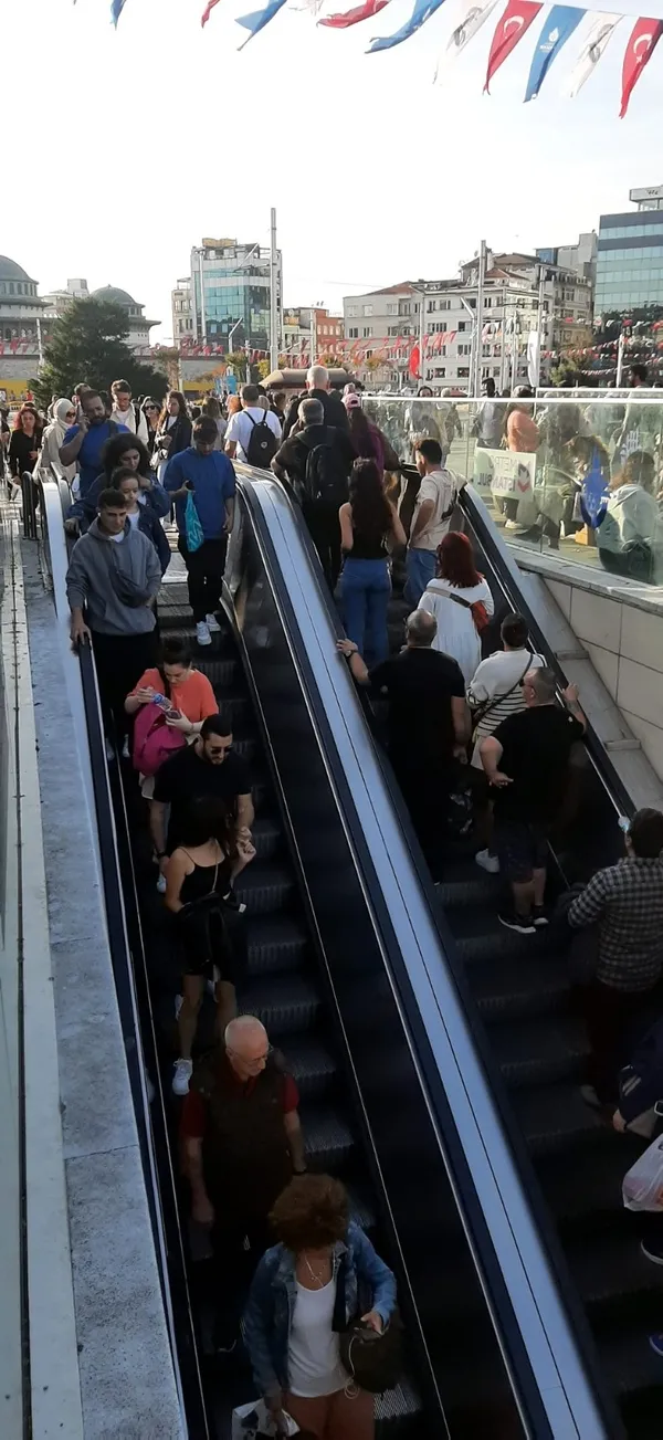 taksimde-vatandasin-yuruyen-merdiven-cilesi-bitmiyor-1696678717822.jpg