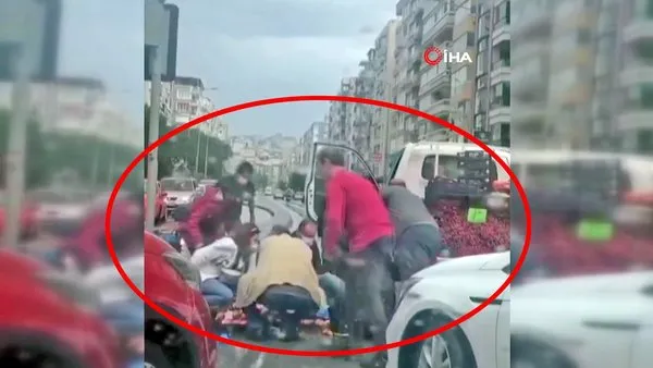 İzmir'de vatandaşlardan duygulandıran örnek davranış! Yola dökülen meyveleri... | Video