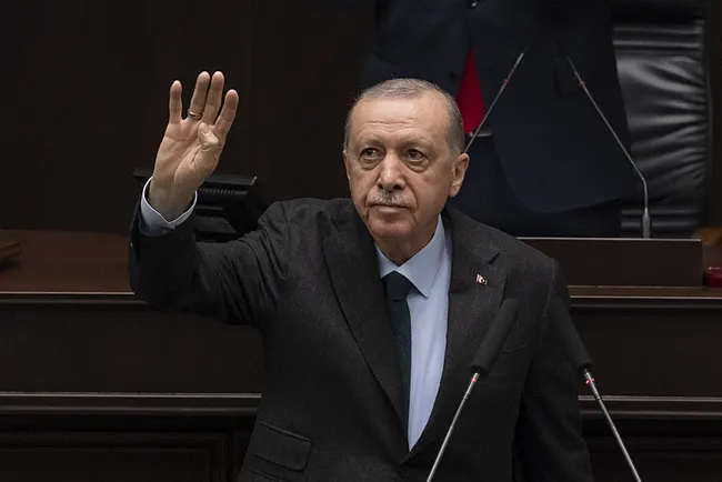 son-dakika-baskan-erdogandan-ozgur-ozele-siir-tepkisi-asil-cahilin-kendisi-oldugu-ortaya-cikti-1739957881728.jpeg