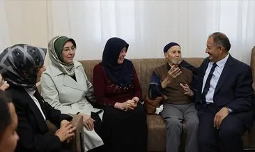Bakan Özhaseki depremzede aileyi yeni evinde ziyaret etti