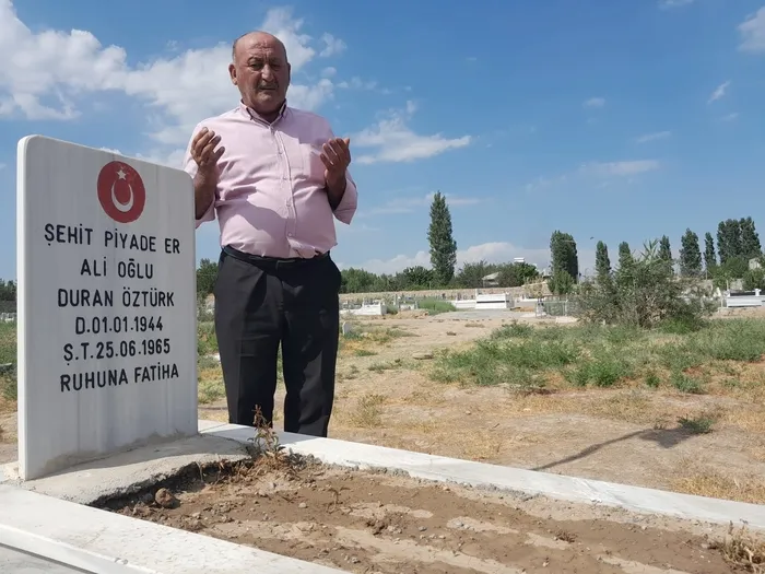 sabah-gundeme-getirdi-59-yillik-hasret-bitti-sehit-babasinin-mezarini-buldu-1692765504036.jpg SABAH gündeme getirdi, 59 yıllık hasret bitti! Şehit babasının mezarını buldu