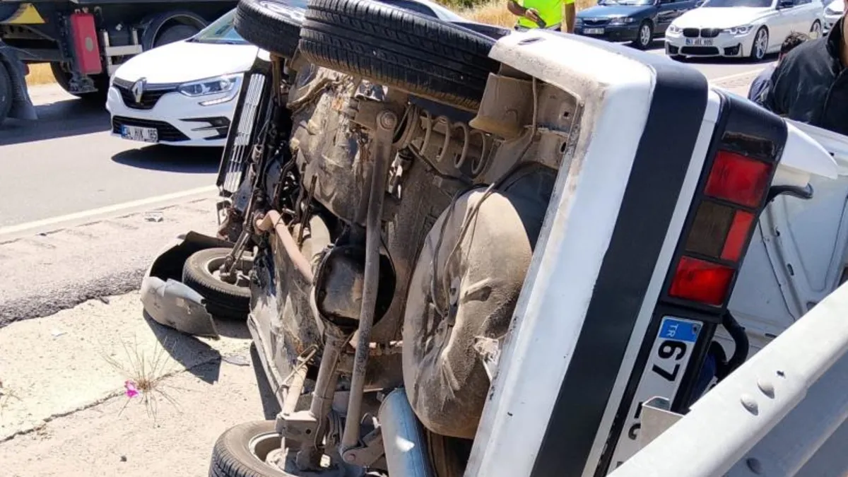Gaziantep'te meydana gelen trafik kazasında ters dönen otomobil.