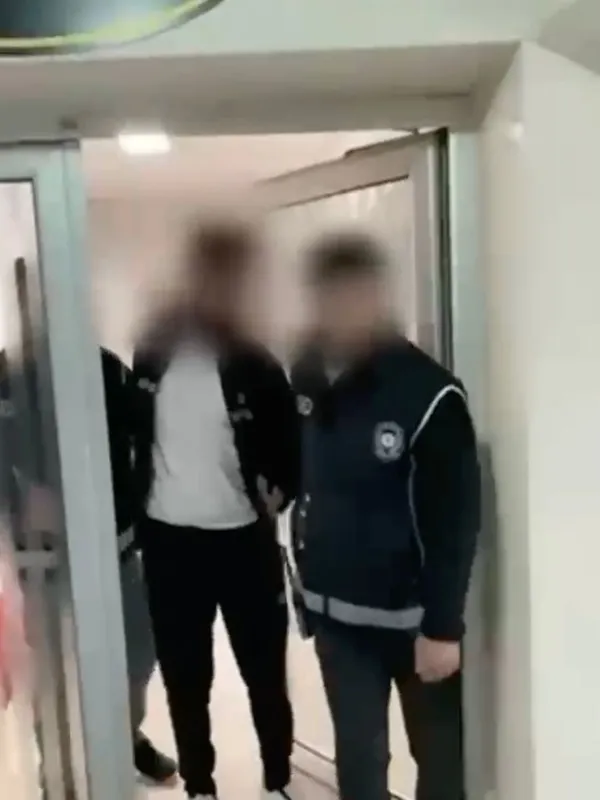 polis-takibe-alip-durdurdu-aractan-15-kacak-gocmen-cikti-1779360996896.jpg