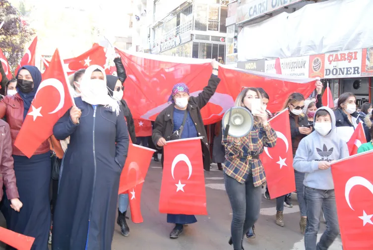 SON DAKİKA HABERİ: Hakkari'de bayraklı protesto! Kadınlardan Diyarbakır annelerine destek...