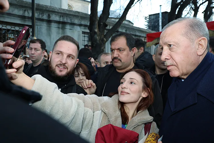 Başkan Erdoğan, Sultanahmet'te vatandaşlarla buluştu
