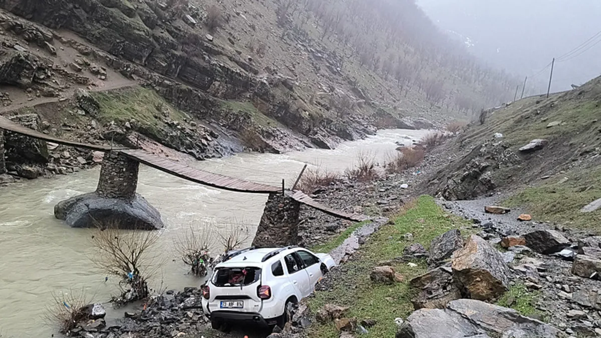 Ölümden kıl payı kurtuluş: Otomobil uçuruma uçtu, 2 yaralı! Ölümden kıl payı kurtuluş: Otomobil uçuruma uçtu, 2 yaralı!