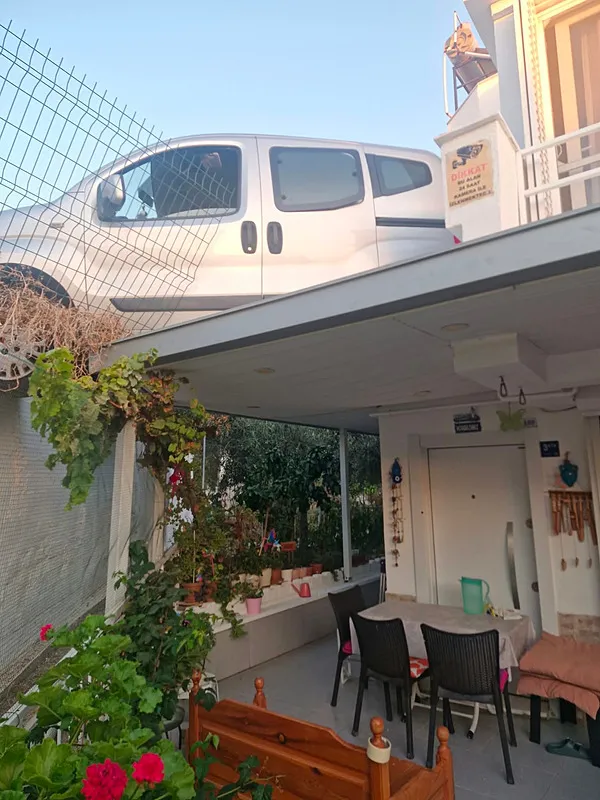 gorenleri-sasirtan-kaza-yazlik-evin-verandasina-otomobil-dustu-1789066584976.jpeg