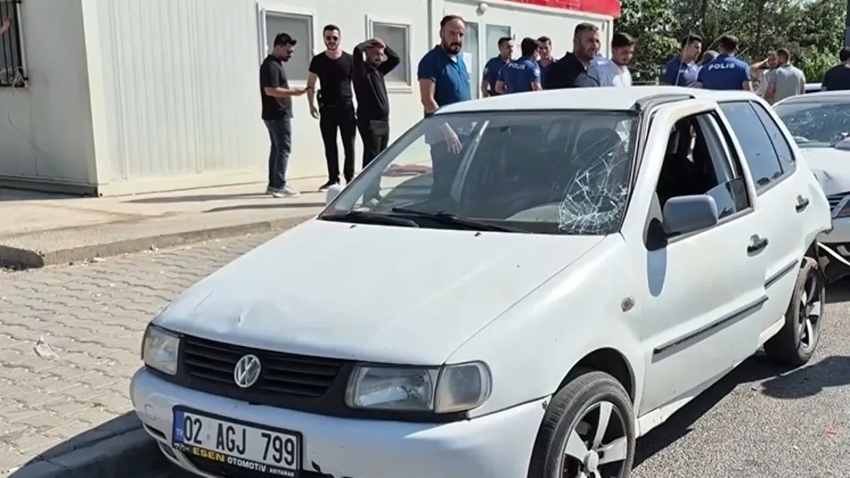 İki otomobil çarpıştı: 3 yaralı