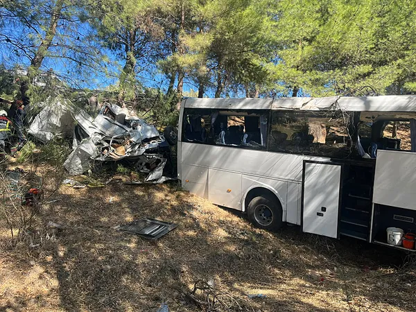 aydinda-can-pazari-tur-otobusuyle-minibus-carpisip-ucuruma-yuvarlandi-2-olu-9-yarali-1791554415126.jpg