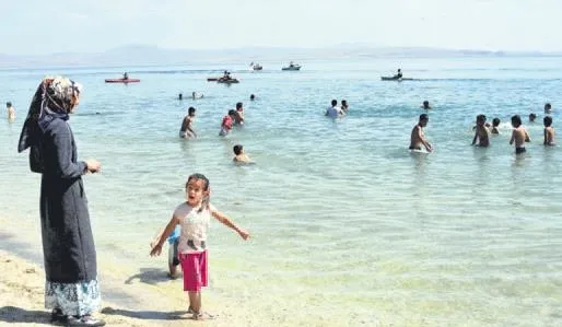 Van Gölü'nde bir kayyum plajı - 1