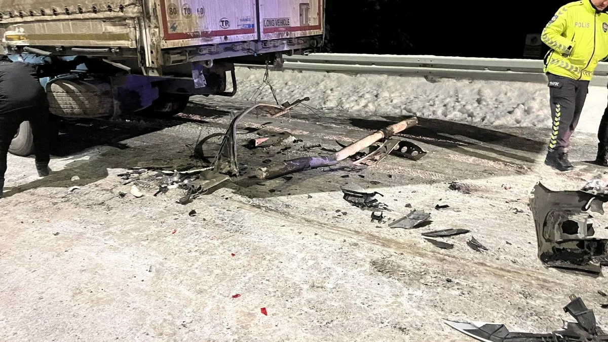 Kars’ta otomobil tıra çarptı! 1 yaralı