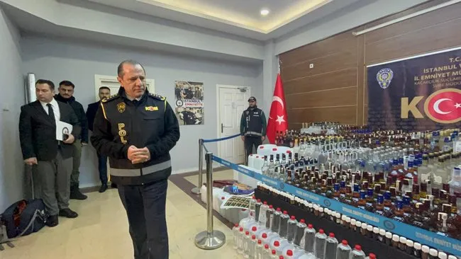 yilbasi-oncesi-17-ton-sahte-icki-ele-gecirildi-istanbul-il-emniyet-muduru-selami-yildiz-polislere-tesekkur-ett-1735328016840.jpg