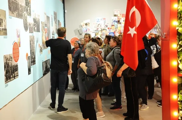 tugay-ilce-belediye-baskaniyken-acilisini-yaptigi-sergi-salonunu-kapatmak-icin-harekete-gecti-1789492279334.jpg