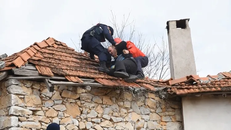 Balıkesir'de komşusu ile arazi anlaşmazlığı olan adam çatıya çıkıp intihara kalkıştı - 2
