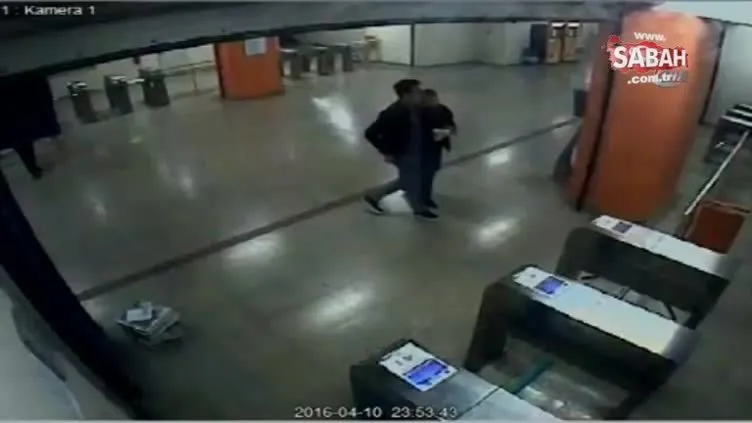 Metroda beleşçiler dehşet saçtı, o anlar kameraya yansıdı!