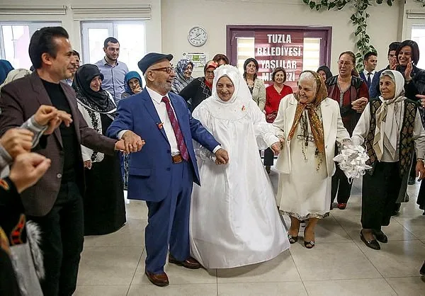 62 yıl sonra gelinlik ve damatlığa kavuştular