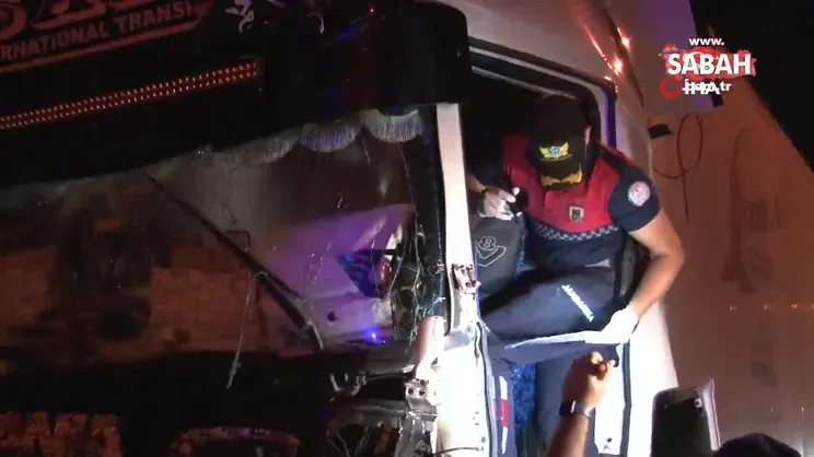 Tır, aynı yönde seyreden başka bir tıra arkadan çarptı: 1 ölü | Video