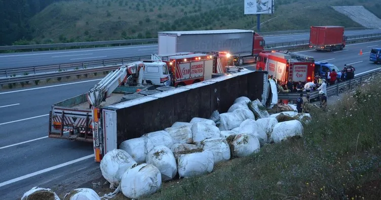 Kuzey Marmara Otoyolu’nda yem yüklü TIR devrildi: 2 ölü